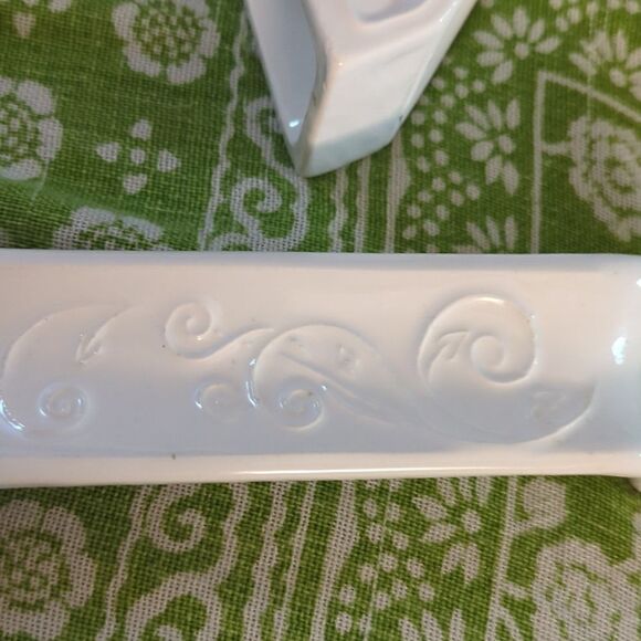 Sur la table white rustic farmhouse napkin holder and spoon rest - Picture 8 of 8